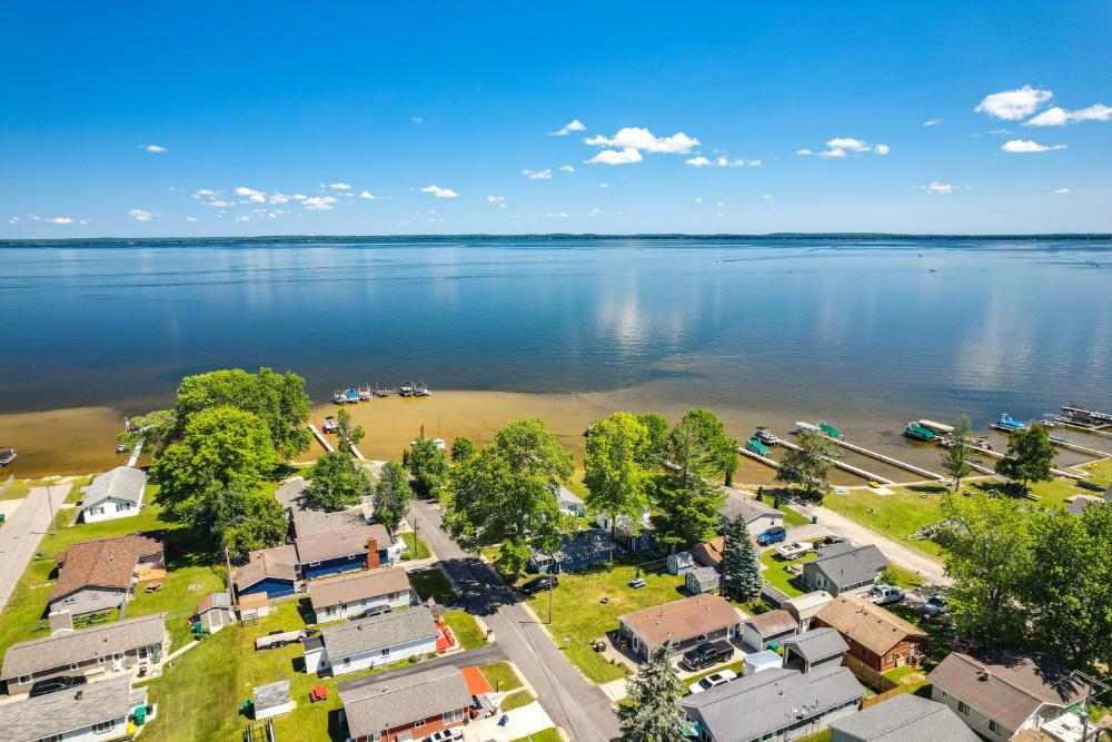 Houghton Lake Cottage with Patio Walk to Waterfront